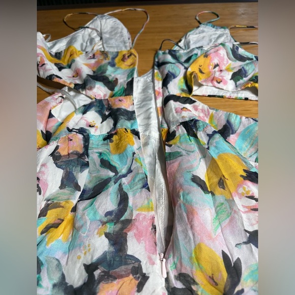 GUC AMUR- Drew Gown in Brushstroke Floral. Size 10 - Picture 10 of 16